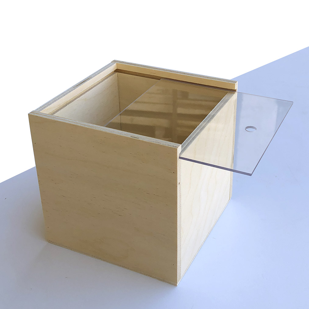 Scatola in legno a forma di cubo con coperchio scorrevole